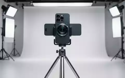 Ein modernes Smartphone auf einem Stativ in einem professionellen Fotostudio, bereit für Aufnahmen. - Foto: über boerse-global.de