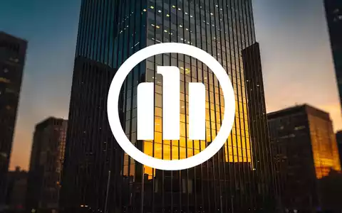 Moderne Glasfassade eines Bürogebäudes im goldenen Licht der Abendsonne als Symbol für den Finanzsektor. - Foto: über boerse-global.de