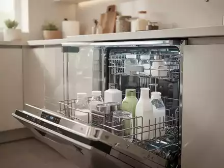 Moderne, aufgeräumte Küche mit Fokus auf Haushaltsgeräte und Reinigungsprodukte in einem minimalistischen Ambiente. - Foto: über boerse-global.de