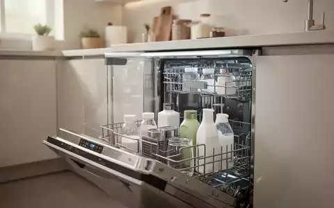 Moderne, aufgeräumte Küche mit Fokus auf Haushaltsgeräte und Reinigungsprodukte in einem minimalistischen Ambiente. - Foto: über boerse-global.de