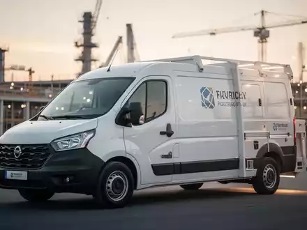 Ein Firmenwagen auf einer Baustelle bei Sonnenaufgang als Symbol für die rechtliche Bewertung von Fahrzeiten. - Foto: über boerse-global.de