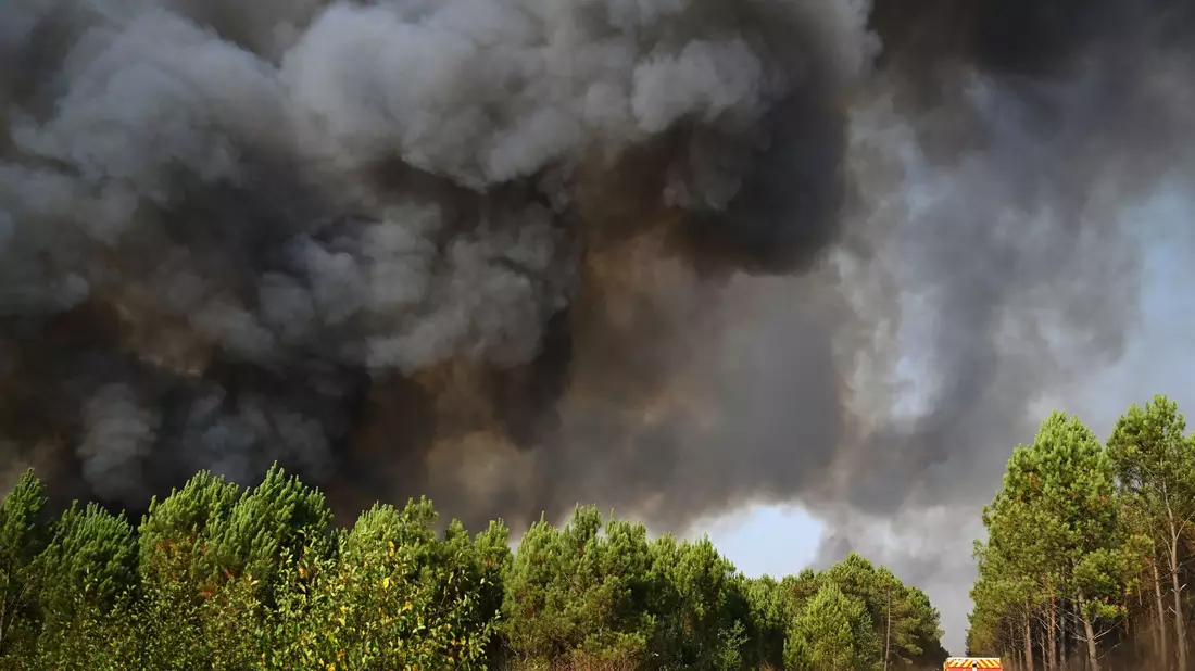 In Frankreich muss die Feuerwehr wegen neuer Waldbrände ausrücken. - Bild: Emma Da Silva/AP/dpa