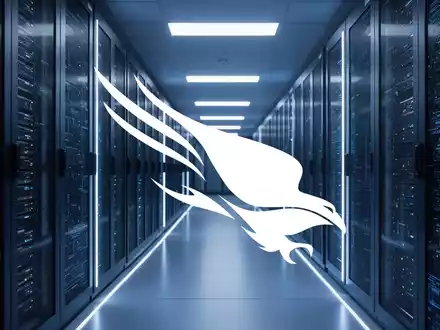 Abstrakte Darstellung moderner IT-Infrastruktur und Cybersicherheit in einem professionellen, blau beleuchteten Serverraum. - Foto: über boerse-global.de