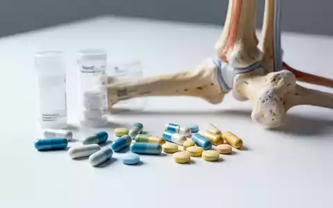 Medizinische Präparate und ein anatomisches Knochenmodell zur Veranschaulichung der Knochengesundheit. - Foto: über boerse-global.de
