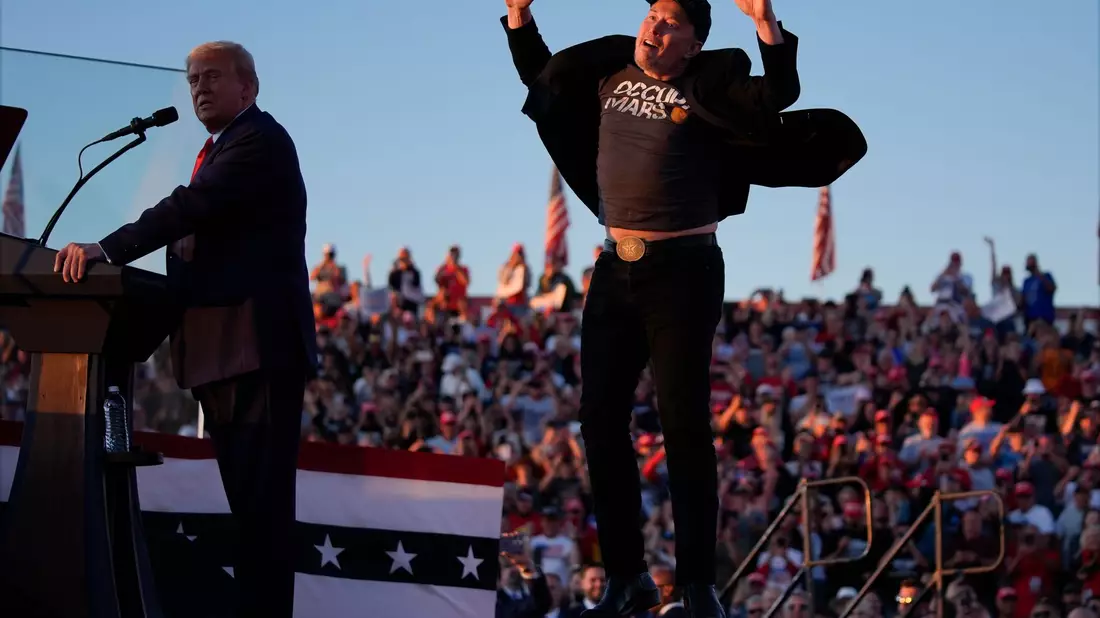 Im Präsidentenwahlkampf 2024 sprang Elon Musk (r) auf einer Bühne mit dem damaligen Präsidentschafts-Kandidaten Donald Trump herum. (Archivbild) - Bild: Evan Vucci/AP/dpa