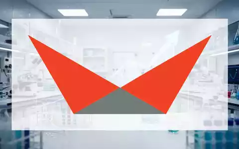 Modernes Biotechnologie-Labor mit klinischer Beleuchtung als Symbol für pharmazeutische Forschung und wirtschaftliche Stabilität. - Foto: über boerse-global.de