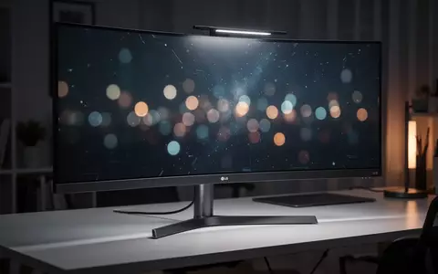 LG UltraWide-Monitor auf einem Schreibtisch, um die Kontroverse um Monitor-Software und Werbung darzustellen. - Foto: über boerse-global.de