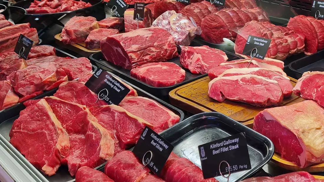 Weniger Fleisch zu konsumieren, würde der Erde helfen. (Archivbild) - Bild: Dörte Nohrden/dpa-tmn
