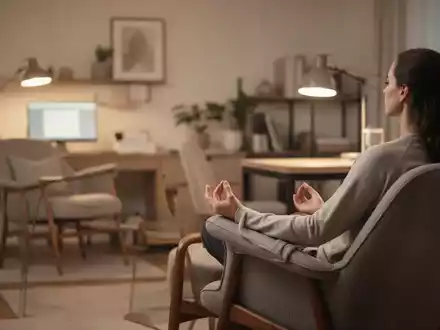 Eine Person sitzt entspannt in einem modernen Arbeitszimmer, umgeben von ruhigem Licht, zur Visualisierung von mentaler Gesundheit und Stressbewältigung. - Foto: über boerse-global.de