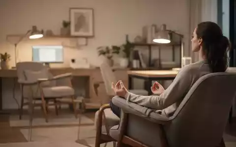 Eine Person sitzt entspannt in einem modernen Arbeitszimmer, umgeben von ruhigem Licht, zur Visualisierung von mentaler Gesundheit und Stressbewältigung. - Foto: über boerse-global.de