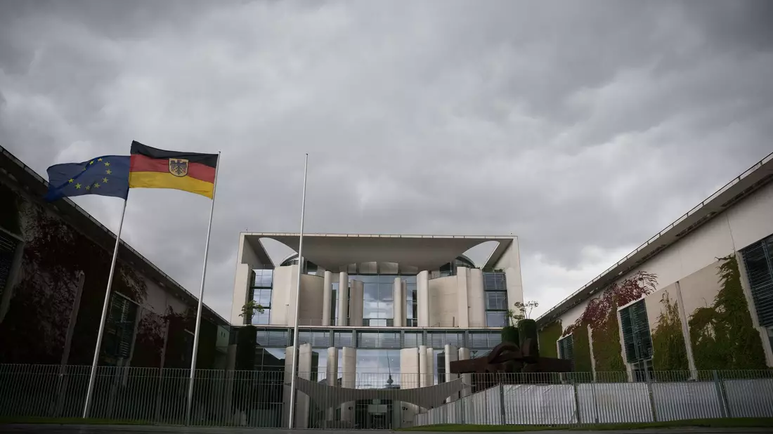 Dunkle Wolken ziehen über das Bundeskanzleramt. (Archivbild) - Bild: Sebastian Christoph Gollnow/dpa