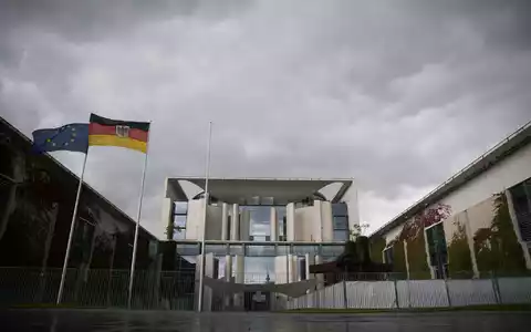 Dunkle Wolken ziehen über das Bundeskanzleramt. (Archivbild) - Foto: Sebastian Christoph Gollnow/dpa