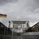 Dunkle Wolken ziehen über das Bundeskanzleramt. (Archivbild) - Bild: Sebastian Christoph Gollnow/dpa