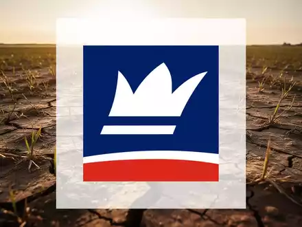 Ausgetrockneter, rissiger Boden auf einem landwirtschaftlichen Feld unter strahlender Sonne als Symbol für Dürre. - Foto: über boerse-global.de