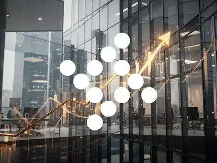 Abstrakte Finanzszene mit goldenem Licht, die Unternehmensinvestitionen und Marktvertrauen symbolisiert. - Foto: über boerse-global.de
