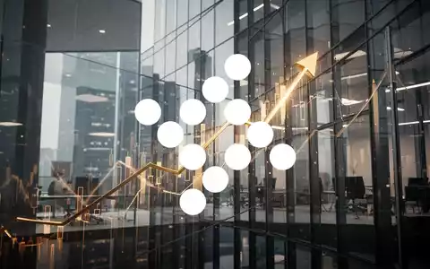 Abstrakte Finanzszene mit goldenem Licht, die Unternehmensinvestitionen und Marktvertrauen symbolisiert. - Foto: über boerse-global.de