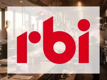 Moderne, gehobene Restaurantküche in atmosphärischer Beleuchtung als Symbol für die Gastronomiebranche. - Foto: über boerse-global.de