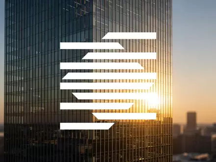 Abstrakte Darstellung eines modernen Bürogebäudes im goldenen Morgenlicht als Symbol für finanzielles Wachstum und Stabilität. - Foto: über boerse-global.de