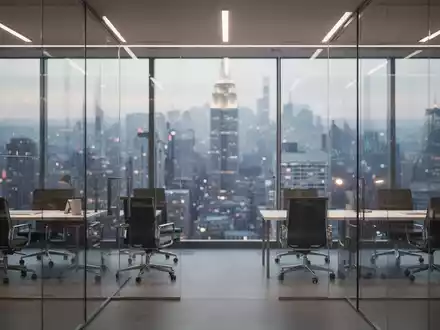 Modernes Bürogebäude mit Stadtansicht im Hintergrund als Symbol für Finanztransaktionen und Unternehmensübernahmen. - Foto: über boerse-global.de