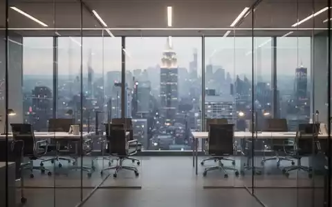 Modernes Bürogebäude mit Stadtansicht im Hintergrund als Symbol für Finanztransaktionen und Unternehmensübernahmen. - Foto: über boerse-global.de
