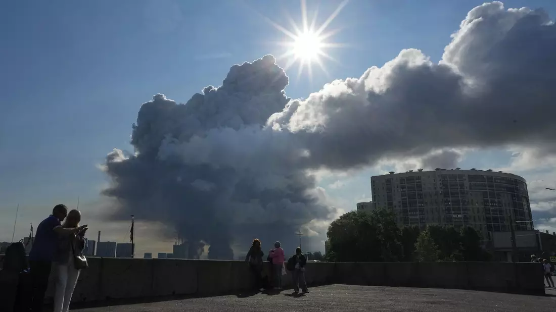 Rauch über St. Petersburg nach einem Drohnenangriff auf ein dortiges Lager des Online-Händlers Wildberries. (Archivbild) - Bild: Uncredited/AP/dpa