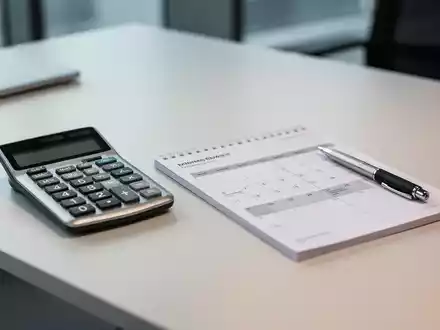 Schreibtisch mit Taschenrechner und Kalender zur Berechnung von Urlaubsansprüchen bei Minijobs. - Foto: über boerse-global.de