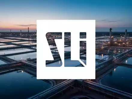 Moderne industrielle Lithium-Extraktionsanlage bei Dämmerung mit weitläufigen Verdunstungsbecken. - Foto: über boerse-global.de
