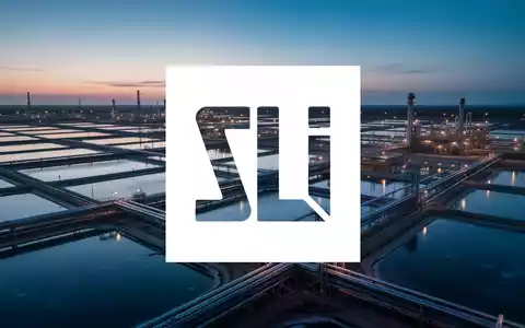 Moderne industrielle Lithium-Extraktionsanlage bei Dämmerung mit weitläufigen Verdunstungsbecken. - Foto: über boerse-global.de