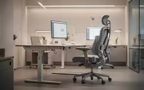 Moderner, ergonomischer Büroarbeitsplatz mit höhenverstellbarem Schreibtisch und ergonomischem Bürostuhl. - Foto: über boerse-global.de