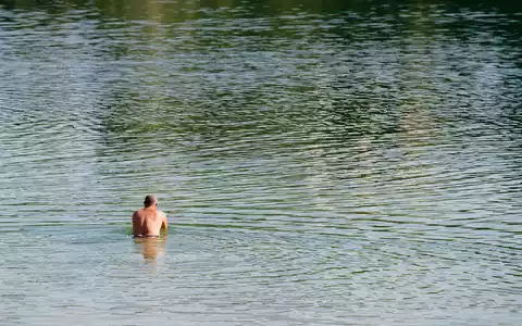 Abkühlung war auch im Juli bei heißen Tagen gefragt.  - Foto: Uwe Anspach/dpa