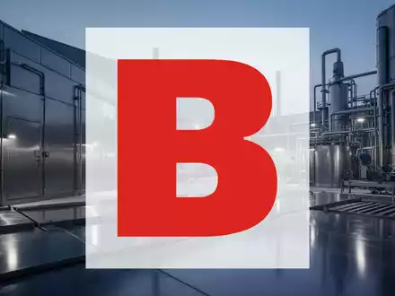 Moderne, ruhige Industrieanlage bei Dämmerung, die eine abkühlende industrielle Marktstimmung symbolisiert. - Foto: über boerse-global.de