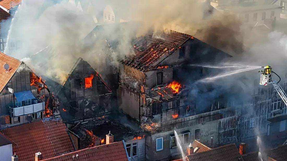 Das Feuer breitete sich sehr schnell aus. - Bild: --/Fuldamedia/dpa