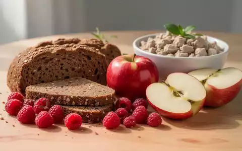 Verschiedene gesunde Lebensmittel wie Vollkornbrot, Himbeeren und Äpfel auf einem Holztisch zur Nährstoffanalyse. - Foto: über boerse-global.de