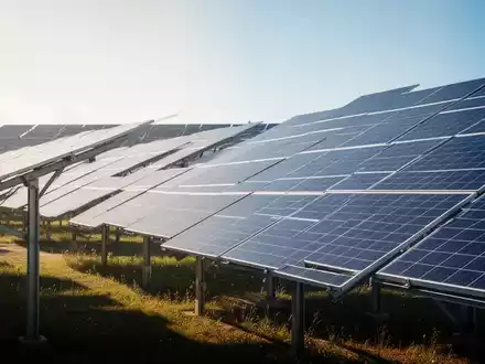 Moderne Solarpark-Anlage vor blauem Himmel als Symbol für den Wandel in der Energiepolitik. - Foto: über boerse-global.de