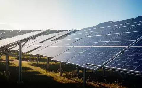 Moderne Solarpark-Anlage vor blauem Himmel als Symbol für den Wandel in der Energiepolitik. - Foto: über boerse-global.de