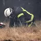 Sie arbeiten bis zur Erschöpfung: Feuerwehrmänner machen eine Pause, nachdem sie bei den Waldbränden im Südwesten Frankreichs gegen die Flammen gekämpft haben.  - Bild: Emma Da Silva/AP/dpa
