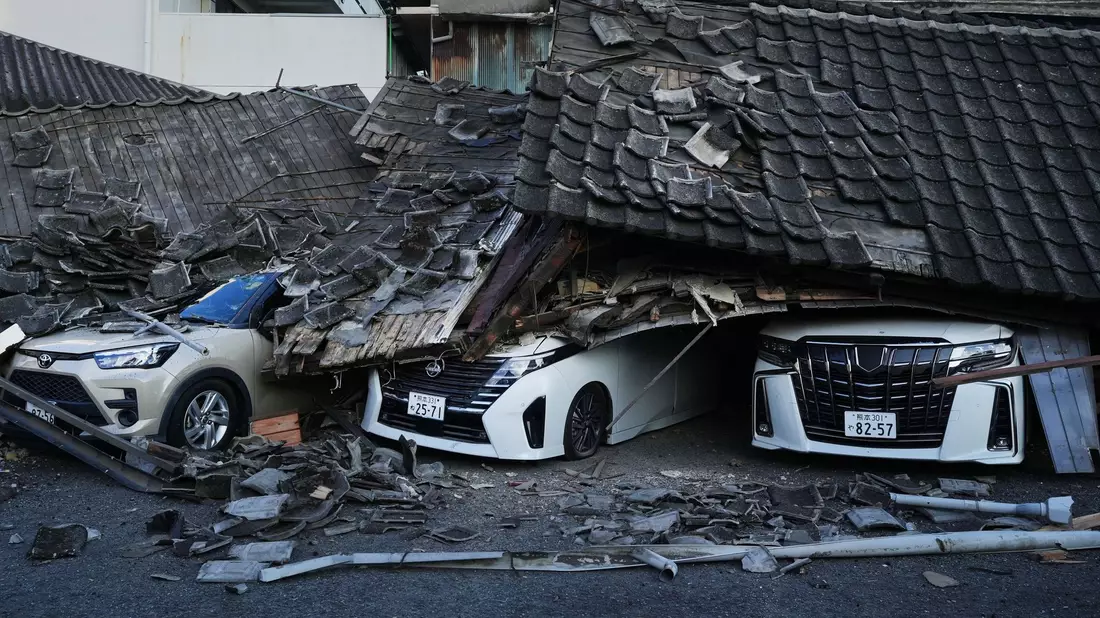 Viele Häuser in der Katastrophenregion sind zerstört.   - Bild: Hiro Komae/AP/dpa
