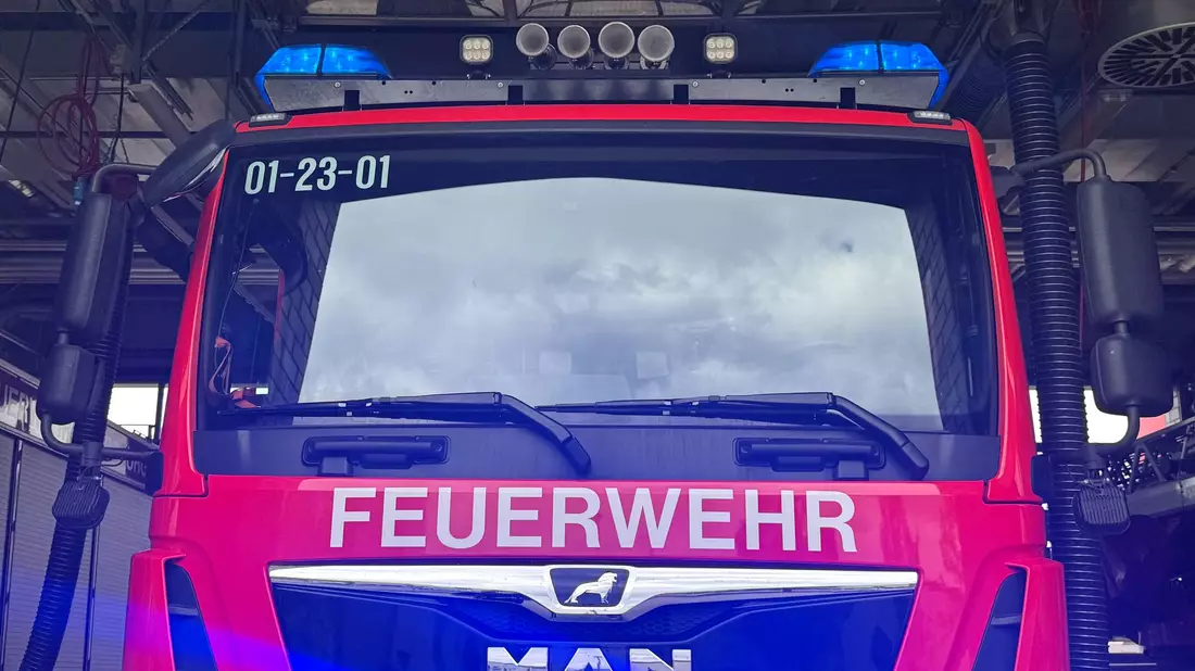 124 Kräfte der Feuerwehr aus Wallhausen und Umgebung kämpfen gegen die Flammen im Schloss Wallhausen. (Symbolbild) - Bild: Sabina Crisan/dpa