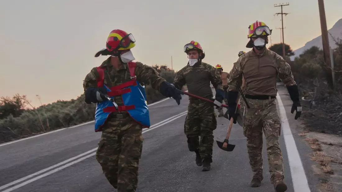 Hunderte Feuerwehrleute kämpfen gegen die Flammen, die sich seit Mittwoch im Gebiet südlich von Rethymno ausbreiten.  - Bild: Giannis Angelakis/AP/dpa