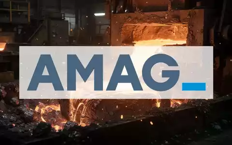 Glühendes flüssiges Metall in einer industriellen Gießerei, das eine positive wirtschaftliche Dynamik symbolisiert. - Foto: über boerse-global.de