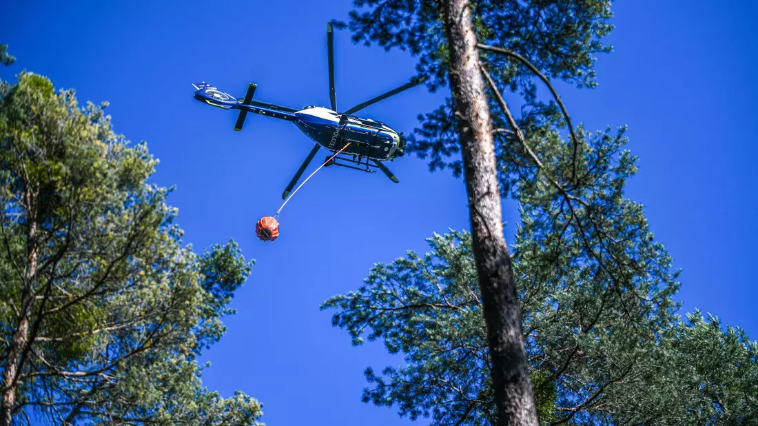 Die Feuerwehr versucht den Brand auch mit Löschhubschraubern zu bekämpfen. (Symbolbild) - Bild: Jason Tschepljakow/dpa