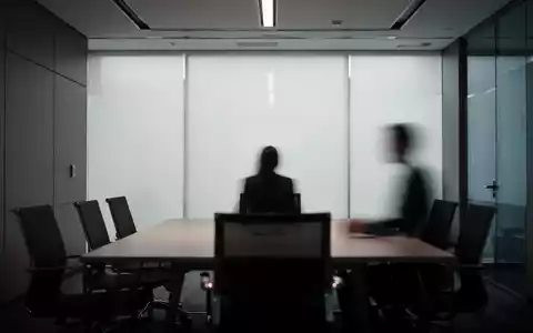 Ein verschwommener Blick in einen modernen Büroraum während eines Vorstellungsgesprächs bei gedimmtem Licht. - Foto: über boerse-global.de