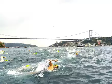 Wettschwimmen in Istanbul - Foto: TGA über pressetext.de