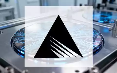 Abstrakte Darstellung einer modernen Halbleiterfertigung mit leuchtenden Strukturen in einer High-Tech-Umgebung. - Foto: über boerse-global.de
