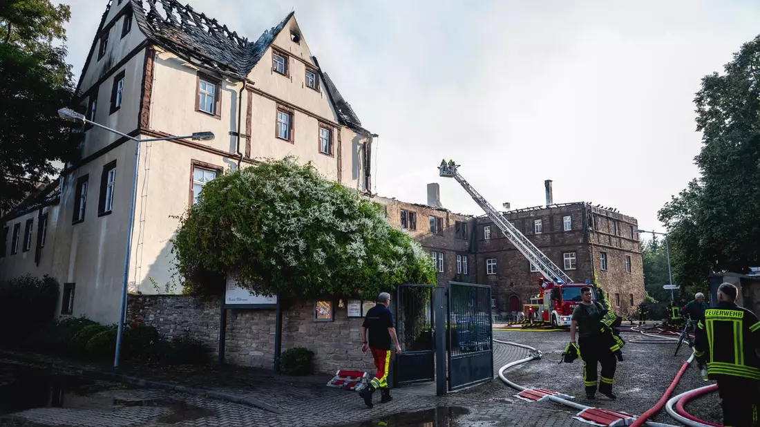 Hotelgäste und Personal mussten aufgrund des Feuers evakuiert werden.  - Bild: Jacob Schröter/dpa