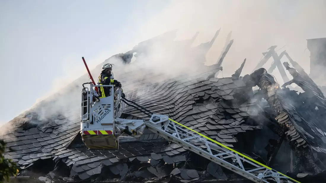 Der Dachstuhl geriet durch das Feuer in Vollbrand.  - Bild: Jacob Schröter/dpa