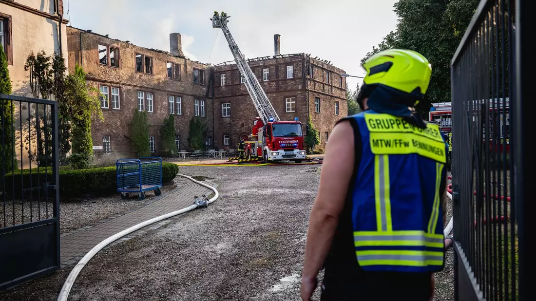 Die Feuerwehr ist mit 124 Kräften von 12 Feuerwehren im Einsatz. - Bild: Jacob Schröter/dpa