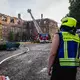 Die Feuerwehr ist mit 124 Kräften von 12 Feuerwehren im Einsatz. - Bild: Jacob Schröter/dpa