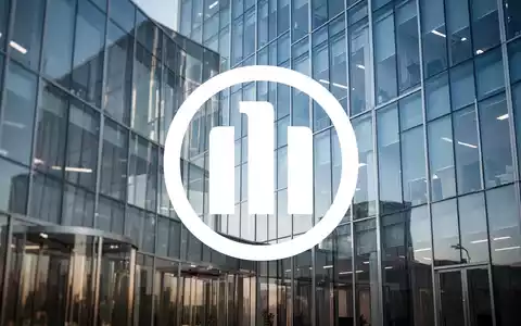 Moderne Glasfassade eines Bürogebäudes als Symbol für Stabilität und Wachstum in der Versicherungsbranche. - Foto: über boerse-global.de
