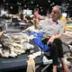 Karine Soulard ist sich sicher, dass auch ihre Hündin Simba von der Evakuierung erschöpft ist. - Bild: Katharina Kausche/dpa
